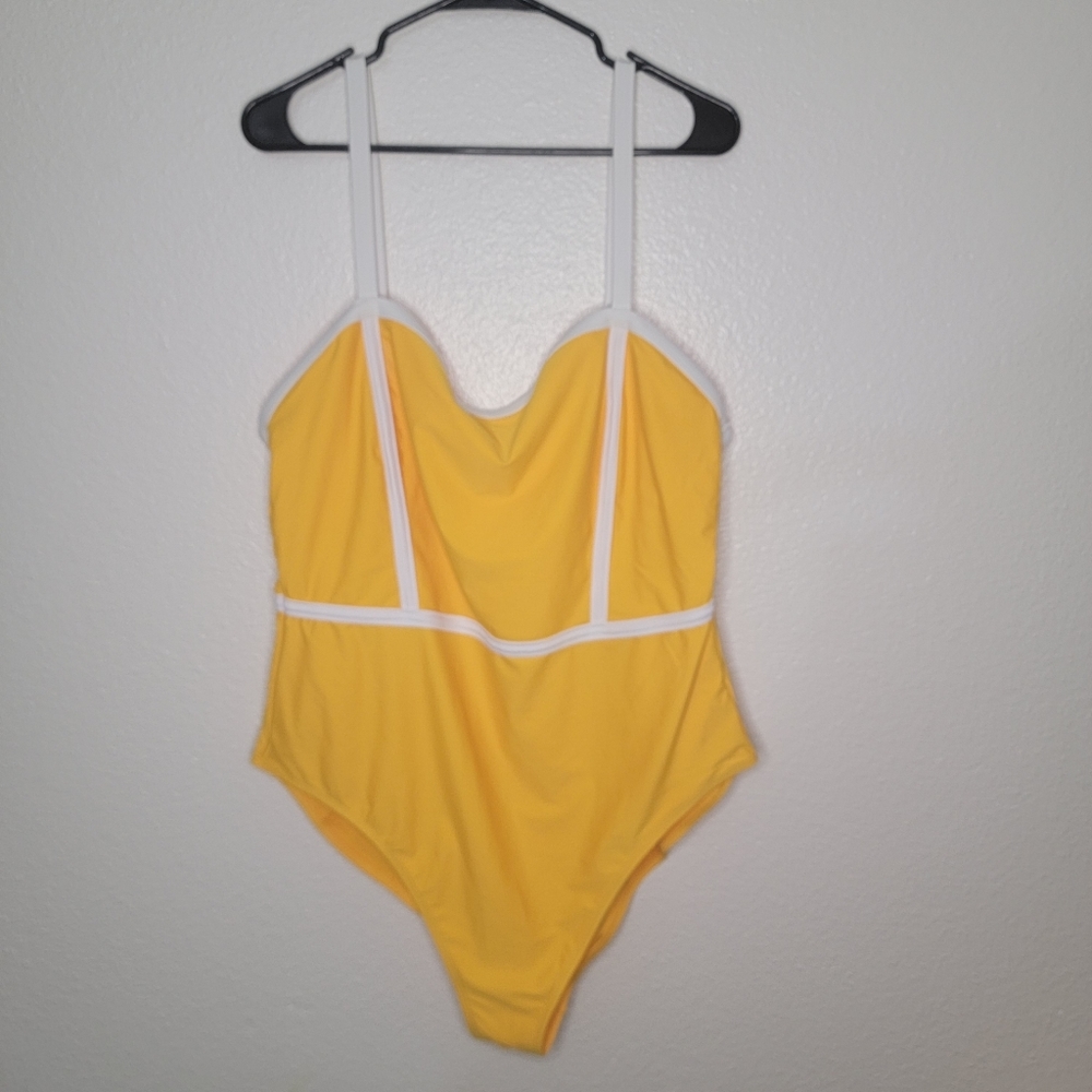 Plus size swimsuit one piece retro yellow Size 2x 18/20 cute summer bright